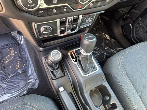 Used 2025 Jeep Gladiator Sport image 30