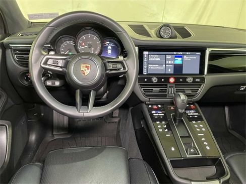 Used 2025 Porsche Macan image 27