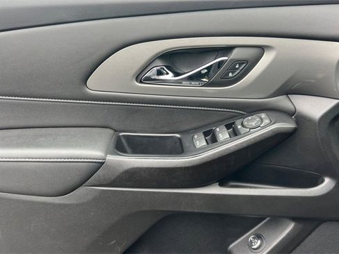 Used 2023 Chevrolet Traverse LT image 11