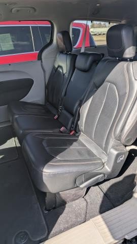 Used 2018 Chrysler Pacifica Touring-L FWD image 13