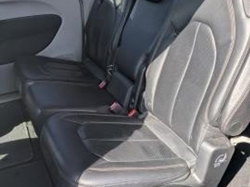 Used 2018 Chrysler Pacifica Touring-L FWD image 13