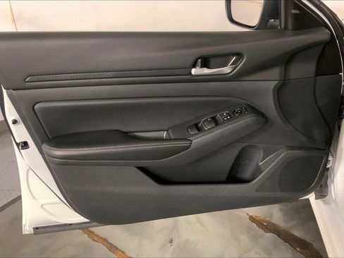 Used 2025 Nissan Altima 2.5 SV FWD image 24