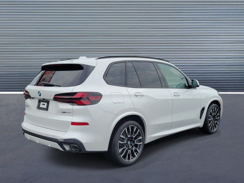 New 2026 BMW X5 xDrive40i w/ M Sport Package AWD/4WD image 3
