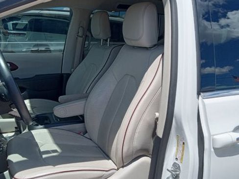Used 2020 Chrysler Pacifica Limited w/ Tire & Wheel Group FWD image 2