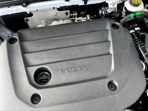 Used 2025 Volvo XC40 B5 Ultra w/ Climate Package image 33