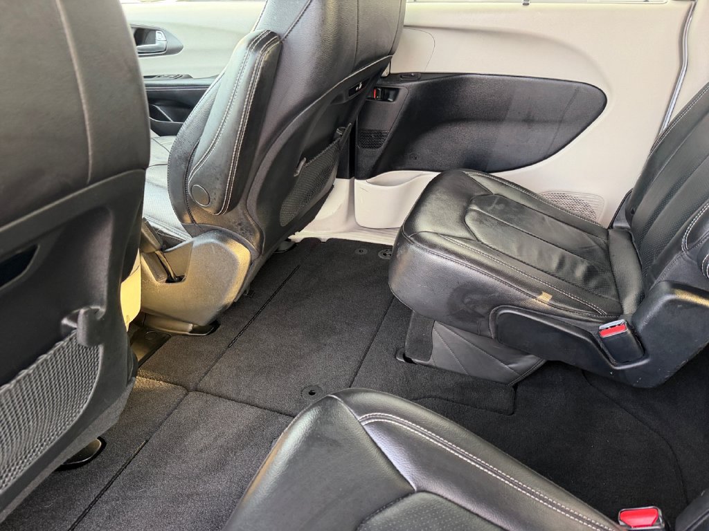 Used 2022 Chrysler Pacifica Touring-L FWD image 17