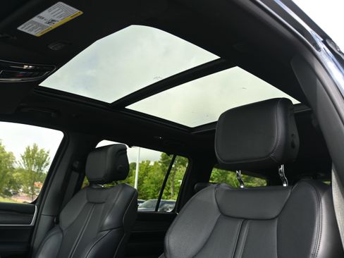 Used 2024 Jeep Wagoneer Series II w/ Convenience Group I image 9