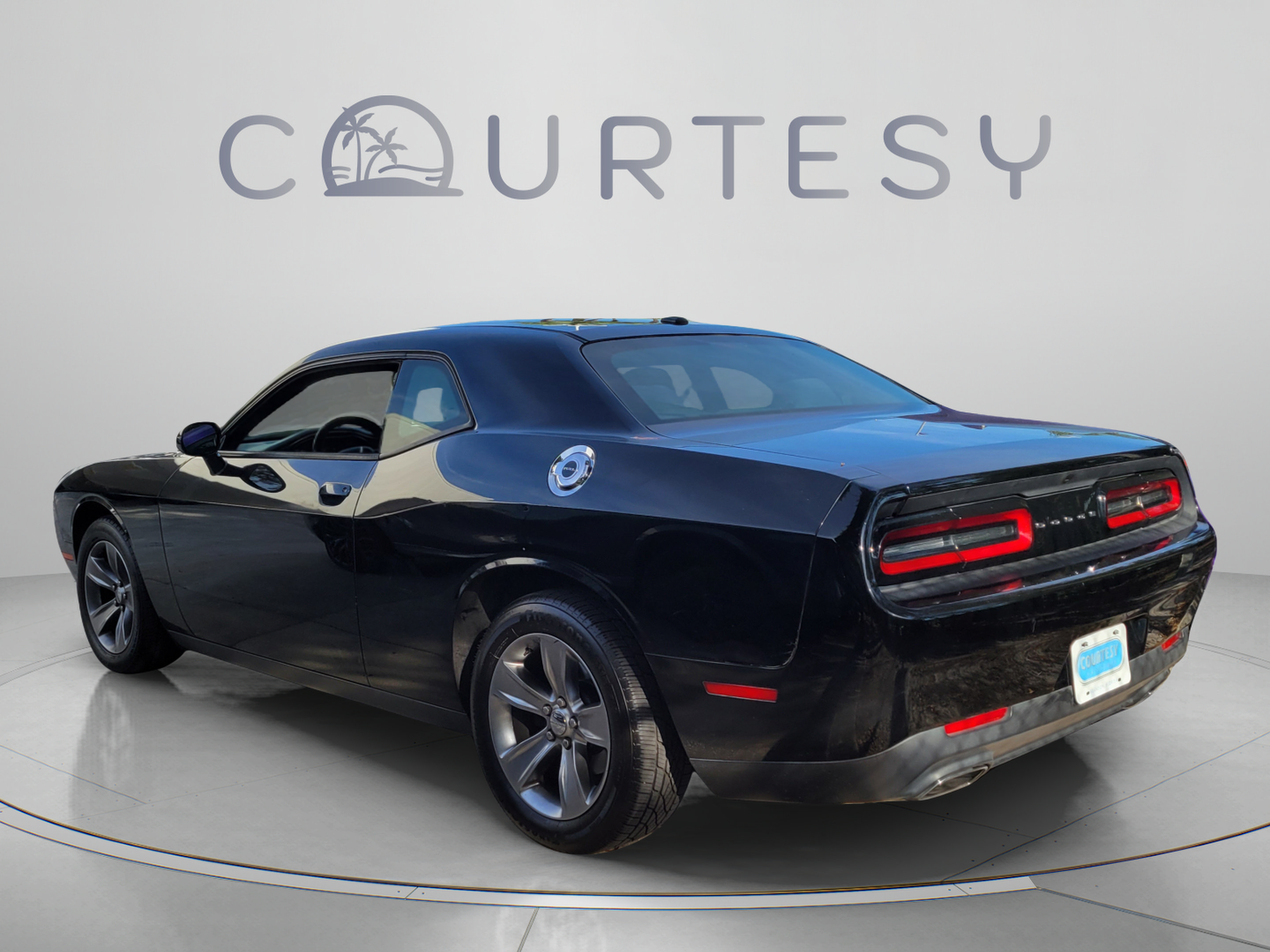 Used 2016 Dodge Challenger SXT RWD image 3