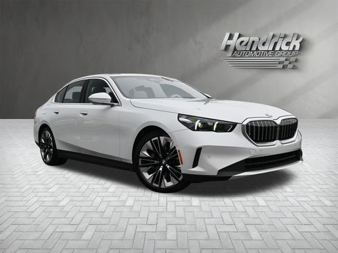 Used 2024 BMW 530i w/ Convenience Package image 2