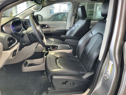 Used 2024 Chrysler Pacifica Touring-L image 12