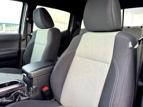 Used 2021 Toyota Tacoma TRD Sport w/ Technology Package image 12