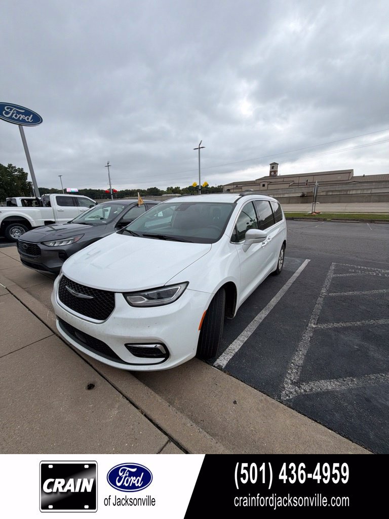 Used 2022 Chrysler Pacifica Touring-L FWD image 1
