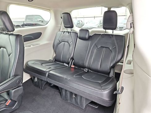 Used 2024 Chrysler Pacifica Touring-L FWD image 11