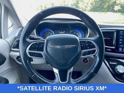 Used 2017 Chrysler Pacifica Touring-L w/ Tire & Wheel Group FWD image 12