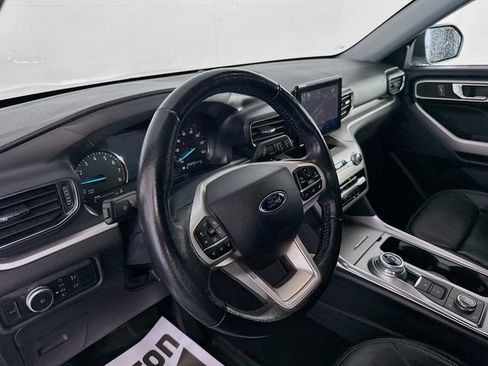 Used 2021 Ford Explorer XLT w/ Equipment Group 202A AWD/4WD image 9