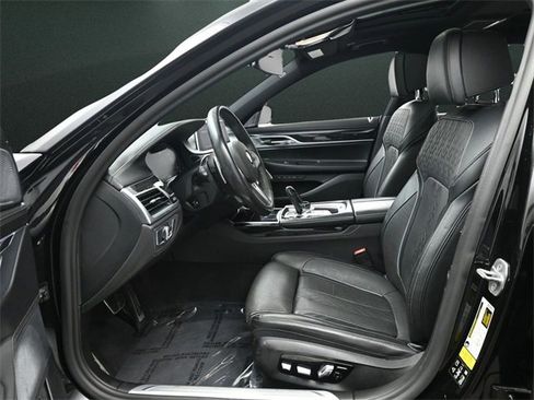 Used 2021 BMW 750i xDrive w/ Executive Package image 11