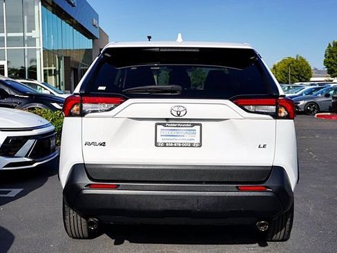 Used 2022 Toyota RAV4 LE FWD image 10