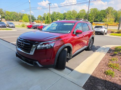 Used 2023 Nissan Pathfinder SL w/ SL Premium Package FWD image 3