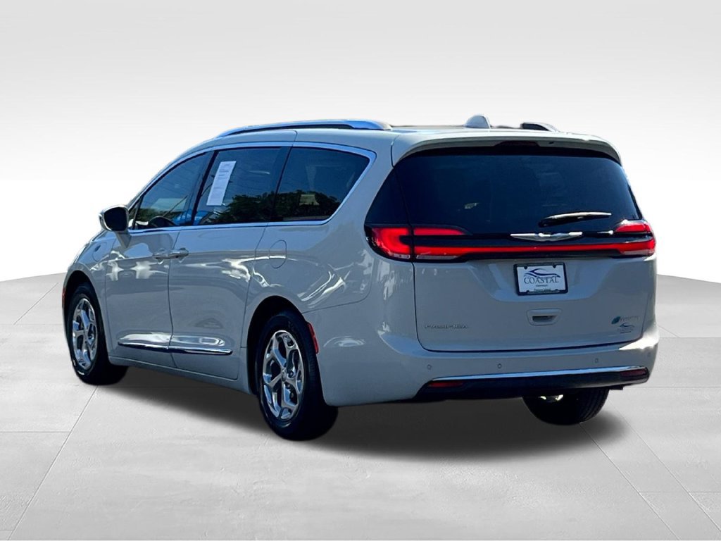 Used 2021 Chrysler Pacifica Limited w/ Uconnect Theater Family Group FWD image 14