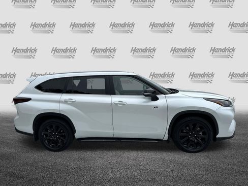 Certified 2024 Toyota Highlander XLE FWD image 11