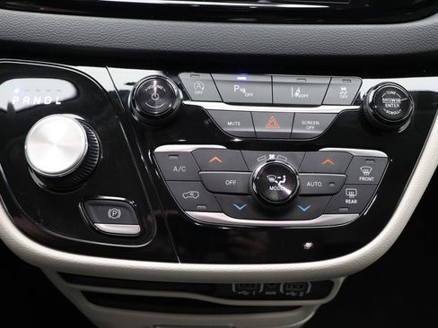 Used 2024 Chrysler Pacifica Touring-L image 23