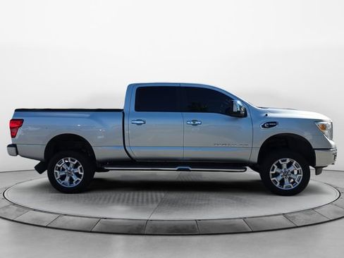 Used 2019 Nissan Titan SV w/ SV Convenience Package AWD/4WD image 6
