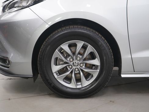 Used 2022 Toyota Sienna XLE image 31