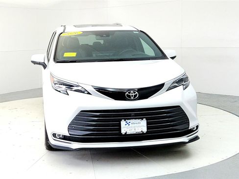 Used 2026 Toyota Sienna Platinum image 8