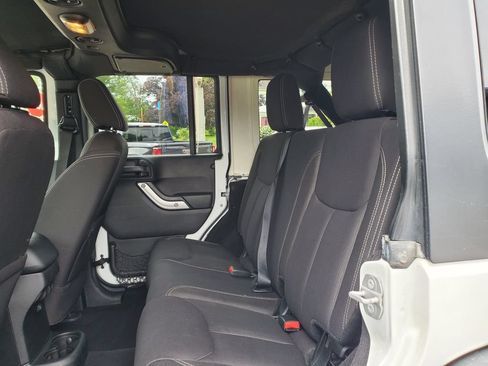 Used 2015 Jeep Wrangler Unlimited Sahara w/ Dual Top Group AWD/4WD image 10