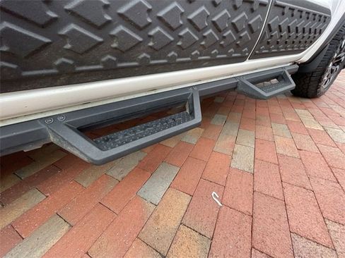 Used 2024 Nissan Frontier PRO-4X w/ Pro Convenience Package image 11