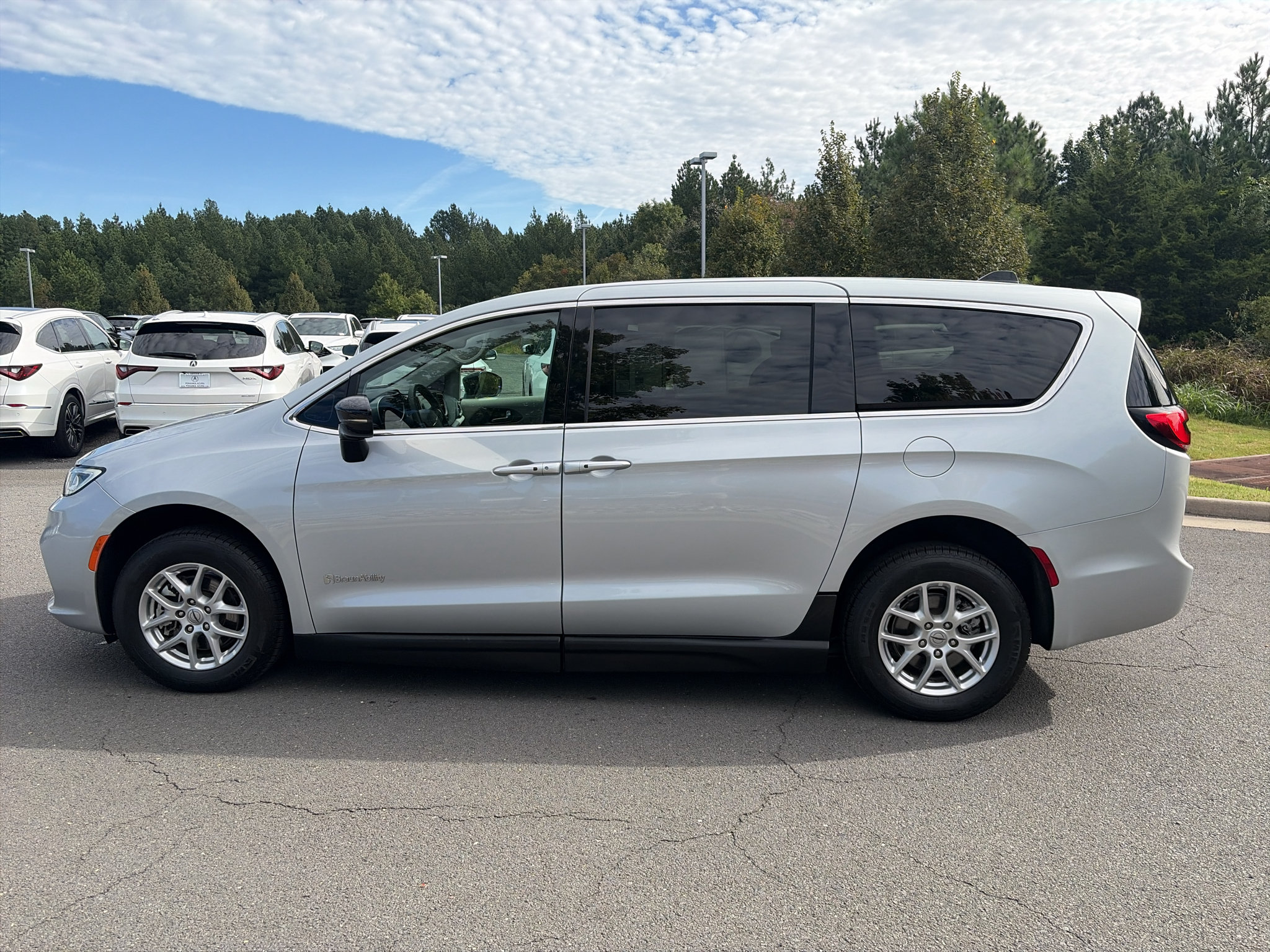 Used 2024 Chrysler Pacifica Touring-L FWD image 5