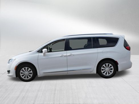 Used 2018 Chrysler Pacifica Touring-L Plus FWD image 4