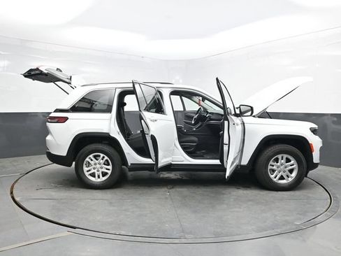Used 2022 Jeep Grand Cherokee Laredo AWD/4WD image 50
