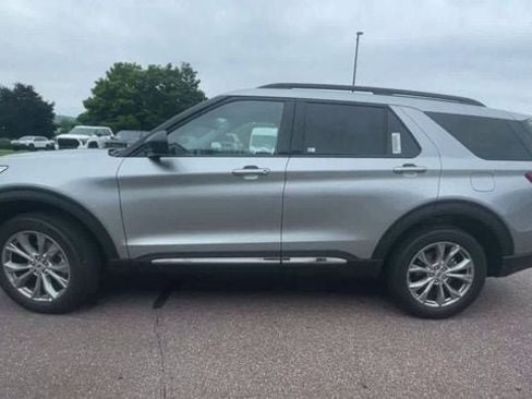 Used 2023 Ford Explorer XLT w/ Equipment Group 202A AWD/4WD image 5