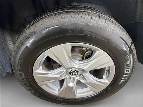 Used 2025 Toyota RAV4 XLE FWD image 19
