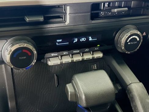 Used 2025 Toyota 4Runner SR5 AWD/4WD image 17