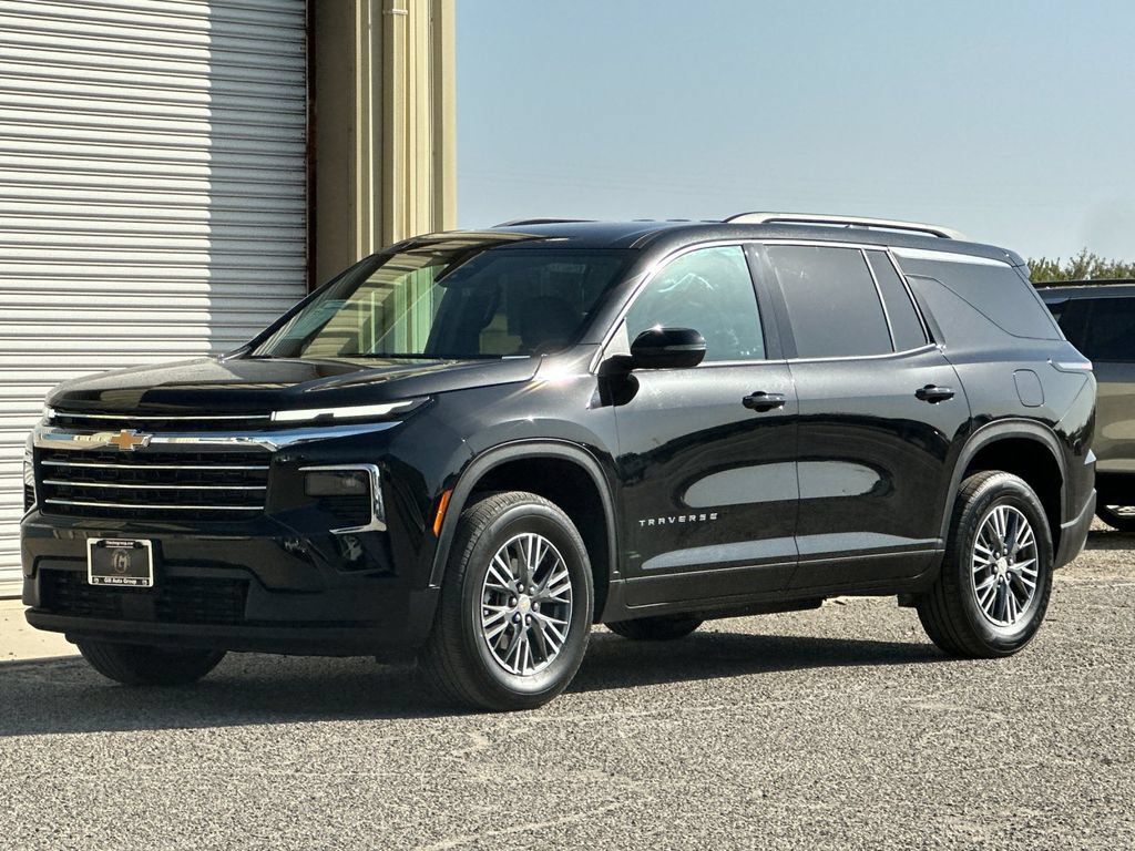 Used 2025 Chevrolet Traverse LT FWD image 8