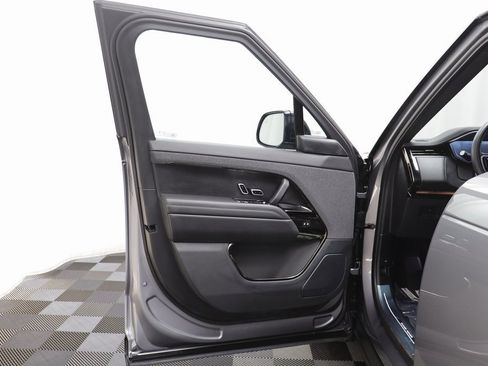 Used 2025 Land Rover Range Rover Sport SE image 3
