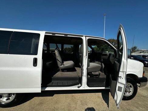 Used 2006 Chevrolet Express 3500 Passenger w/ LT Preferred Equipment Group RWD image 38