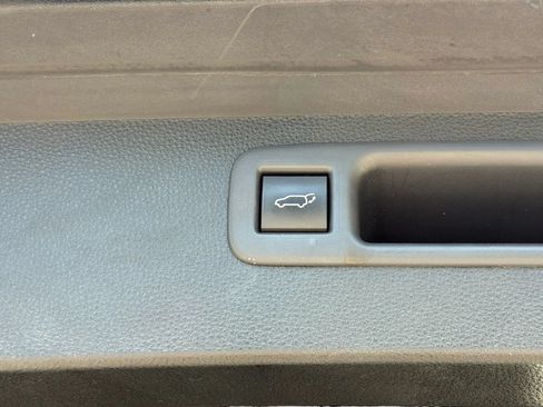 Used 2021 Toyota Highlander XLE FWD image 12