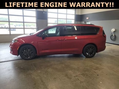 Used 2025 Chrysler Pacifica Select w/ Fav Edition Package FWD image 9