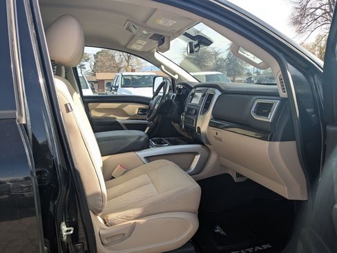 Used 2016 Nissan Titan SV image 32