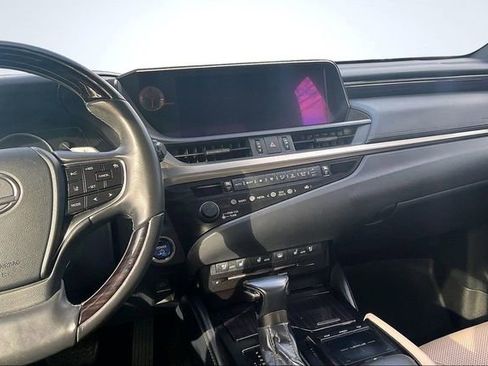 Used 2019 Lexus ES 300h w/ Accessory Package 2 image 6