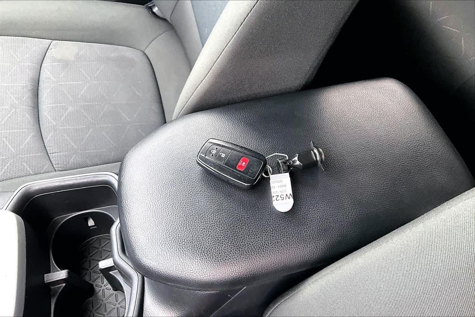 Used 2025 Toyota RAV4 XLE AWD/4WD image 14