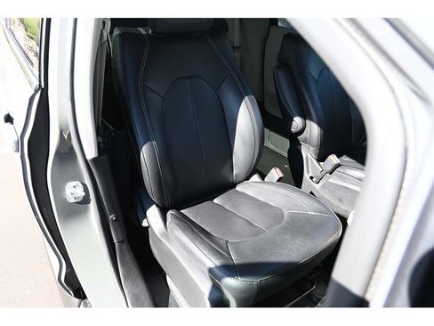 Used 2022 Chrysler Pacifica Touring-L FWD image 16