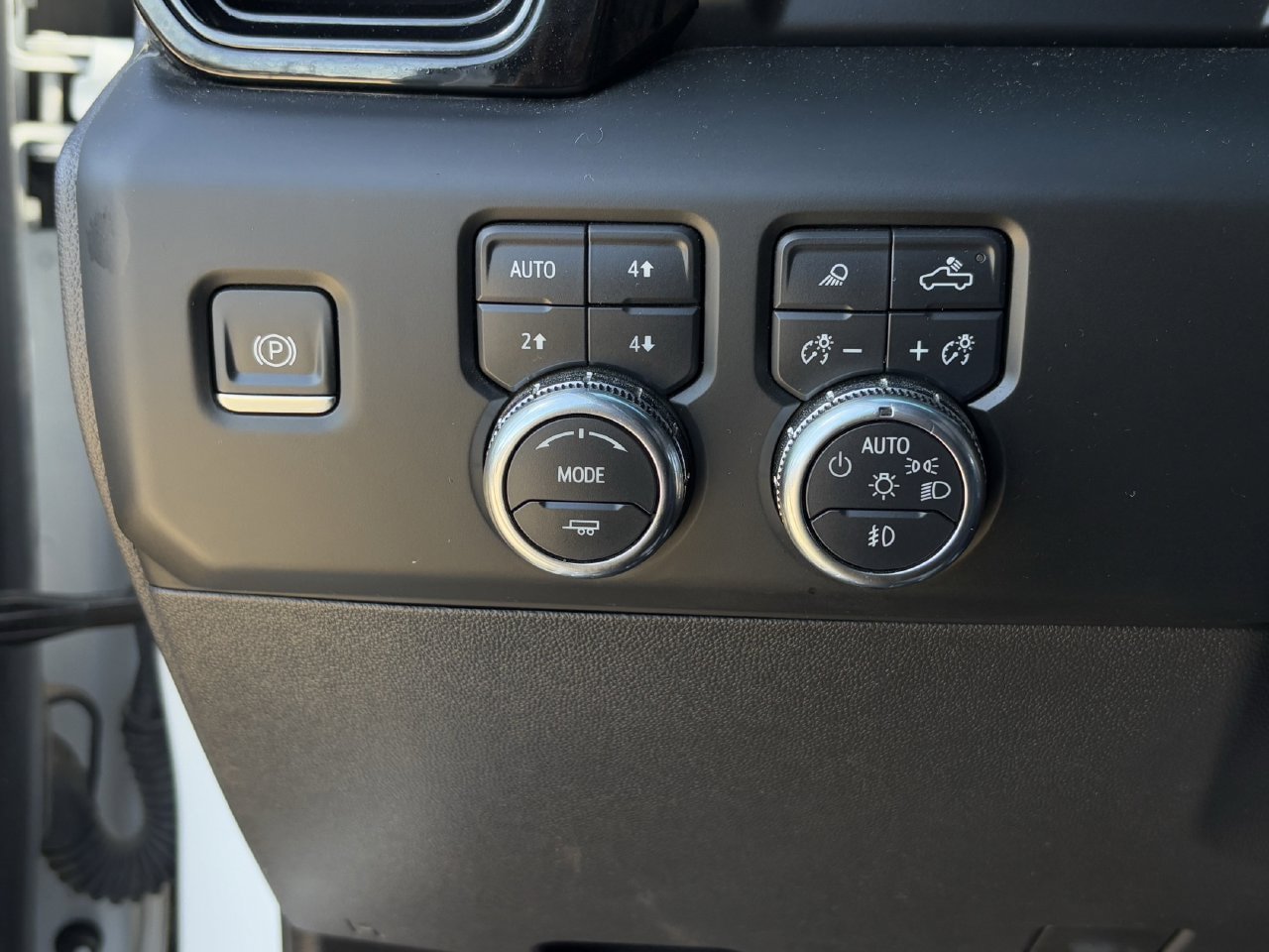 Used 2024 GMC Sierra 1500 AT4 w/ Technology Package AWD/4WD image 23