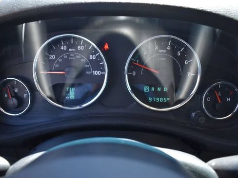 Used 2018 Jeep Wrangler Unlimited Sahara w/ Connectivity Group AWD/4WD image 30