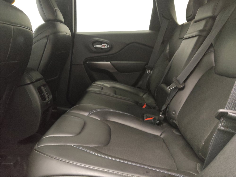 Used 2019 Jeep Cherokee Latitude Plus FWD image 18