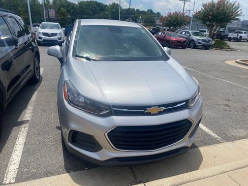 Used 2019 Chevrolet Trax LS FWD image 2