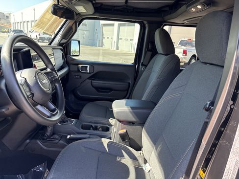 Used 2025 Jeep Wrangler Sport image 17